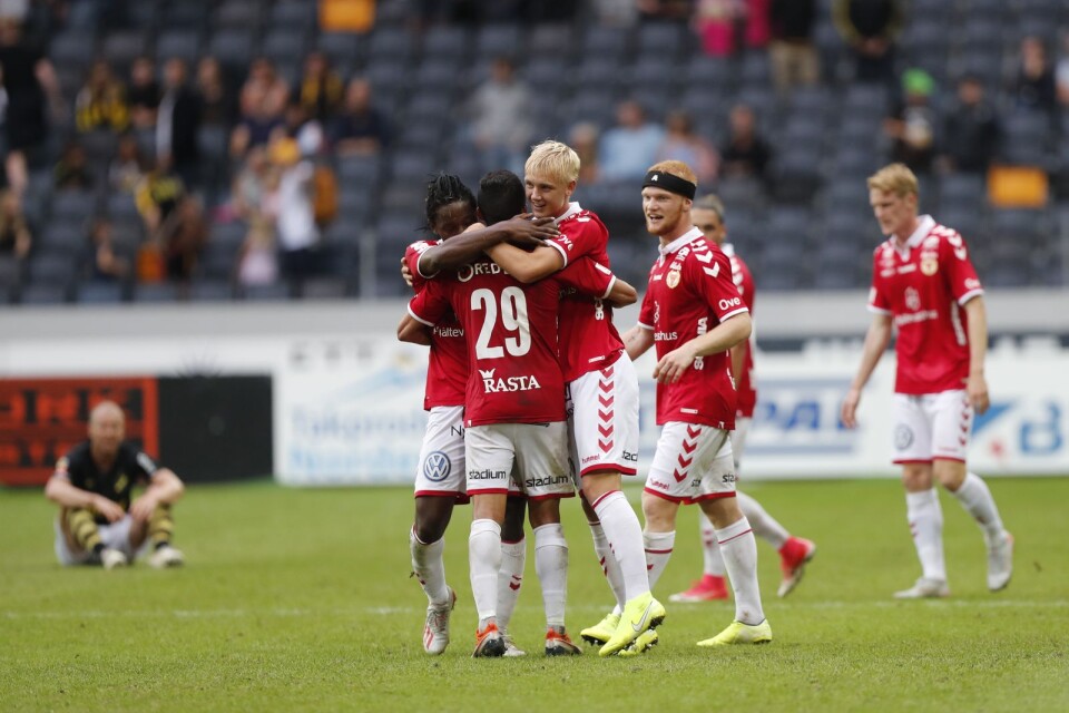 Carl Gustafsson, som här omfamnar Romario efter 2–0-segern, fick göra allsvensk debut mot AIK.