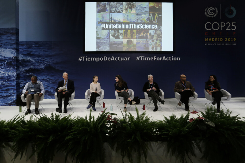 Greta Thunberg och Luisa Neubauer (mitten) samtalar med forskarna Youba Sokona, William Mooomaw, Ko Barrett, Sivan Kartha och Rachel Cleetus på klimatmötet COP25 i Madrid.