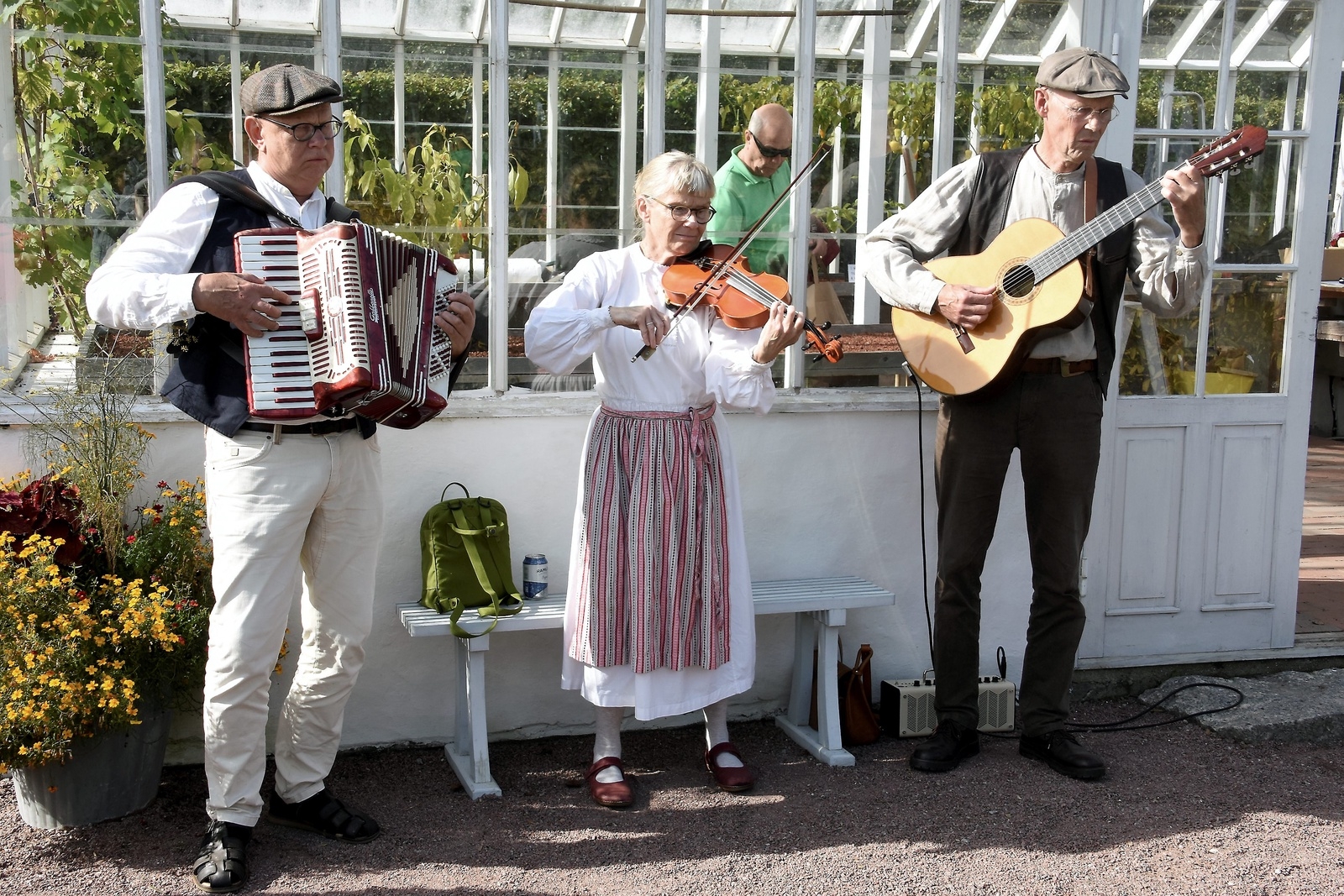 Teo med Trio underhöll i köksträdgården. Trion bestod av Teo Törnqvist, Sylvia Loft och Mats Larsson.