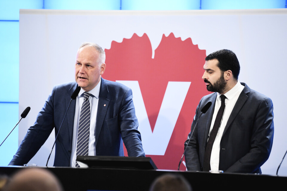 Vänsterpartiets ordförande Jonas Sjöstedt och riksdagsledamot Ali Esbati hotar med att väcka misstroende mot arbetsmarknadsminister Eva Nordmark (S).