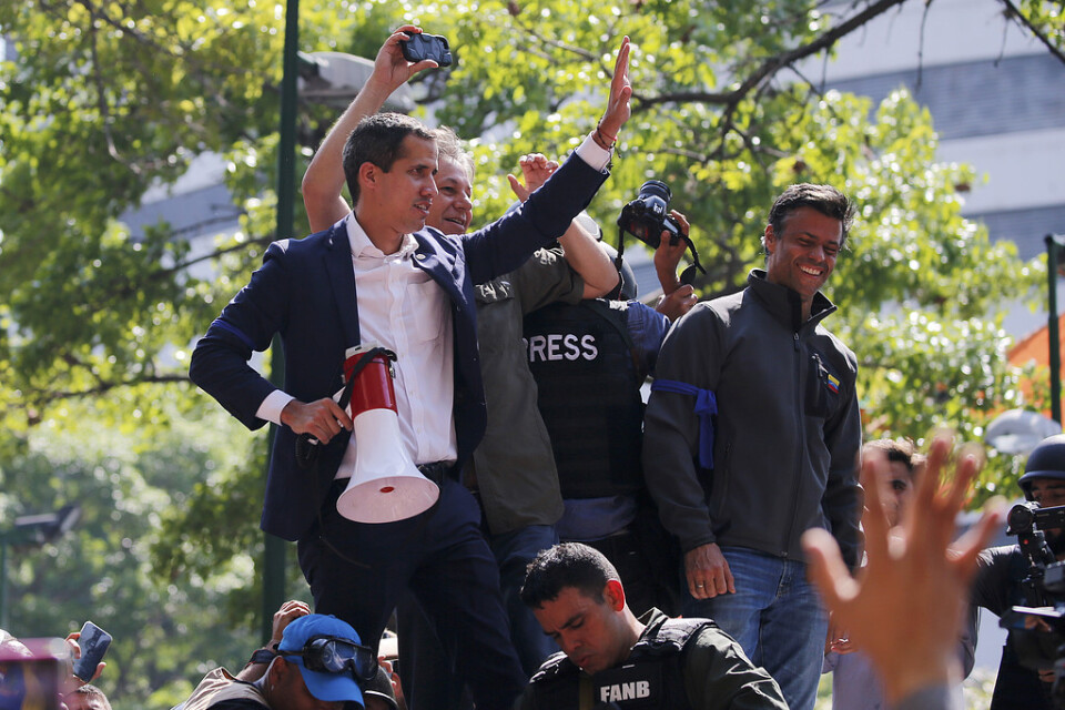 Juan Guaidó på ett torg i Caracas, sida vid sida med Leopoldo López.