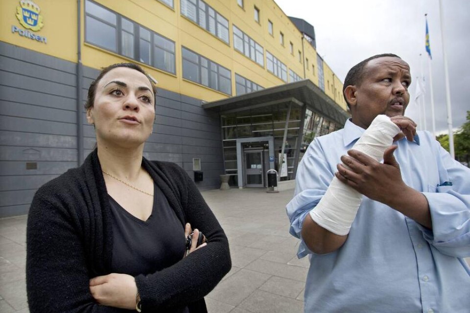 Under gårdagskvällen var den skadade Abdi Jama på polisstationen i Växjö tillsammans med butiksägaren Delgash Ramadhan och anmälde polisens agerande.Foto: Filip Sjöfors
