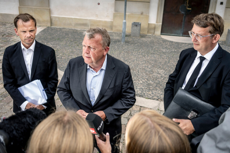 Lars Løkke Rasmussen i mitten, justitieminister Peter Hummelgaard till vänster, och försvarsminister Troels Lund Poulsen till höger efter måndagens möte i folketinget.