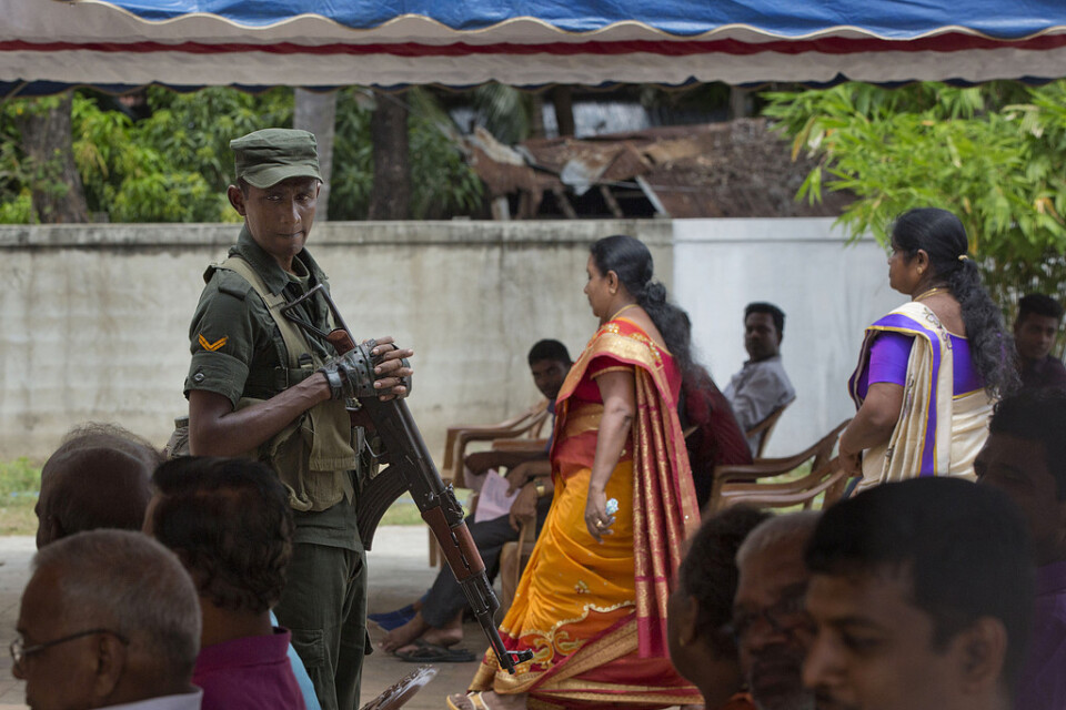 En lankesisk soldat bevakar en katolsk mässa efter terrorbombningarna i påskas. Arkivbild.
