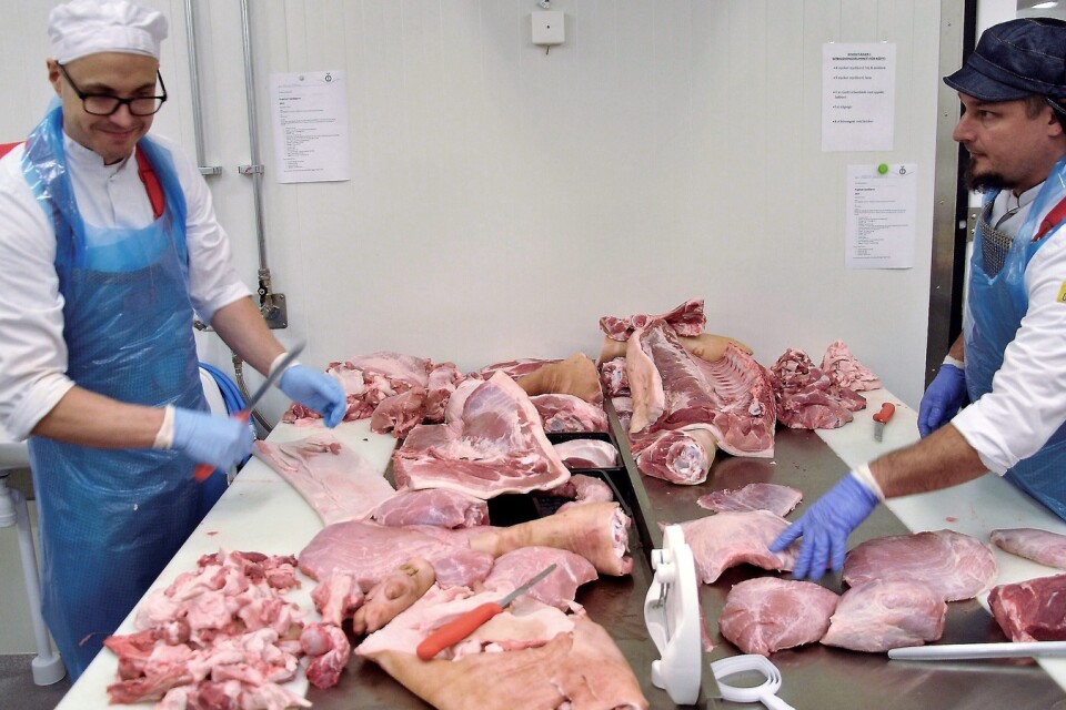 Citygross sålde tidigare endast svenskt kött, men tillhandahåller nu även en mindre del utländskt kött. Från och med vecka 32 upphör däremot kampanjerna för utländskt kött. På bilden syns en tidigare köttgesällutbildning som genomfördes på just Citygross. 	Foto: Hans Bryngelson/Arkiv