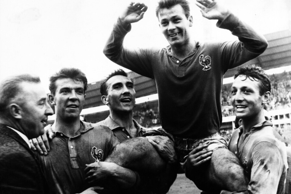 Just Fontaine hyllas av sina lagkamrater efter målen i bronsmatchen mot Västtyskland på Ullevi i Göteborg 1958. Arkivbild.