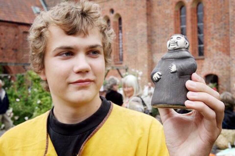 Aron Jönsson sålde munkar tillverkade i lera, framtagna av Lena Palmgren enkom för denna dag.