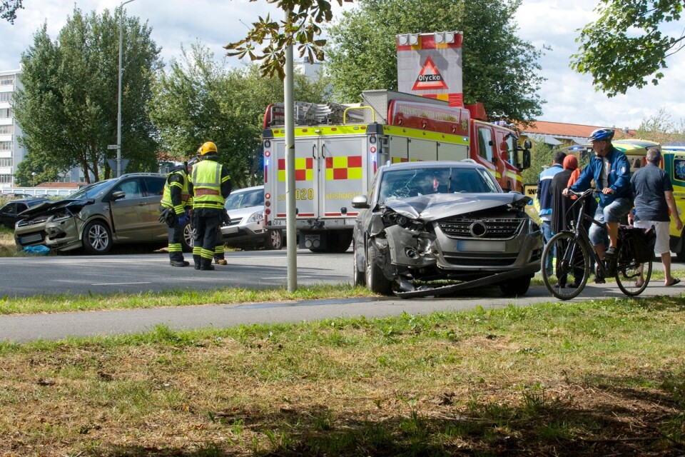 Sex fördes till sjukhus efter en krock i korsningen mellan Prästallén och Gustaf Hellströms väg.