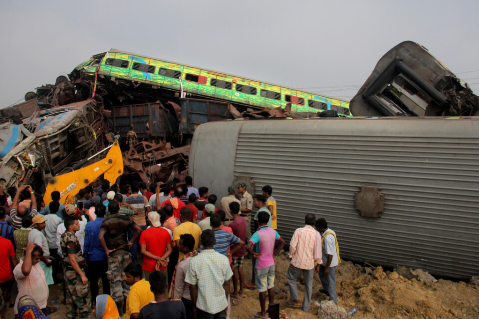 Tre tåg var inblandade i olyckan i Indien. Ett av persontågen ska först ha spårat ur och kraschat in i ett stillastående godståg.