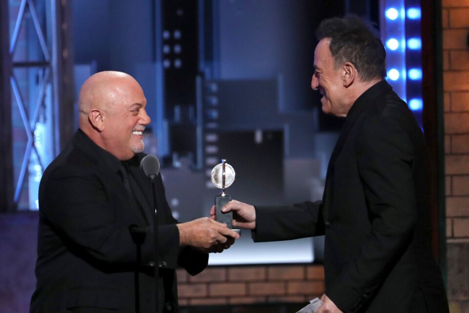 Billy Joel delar ut priset till Bruce Springsteen.