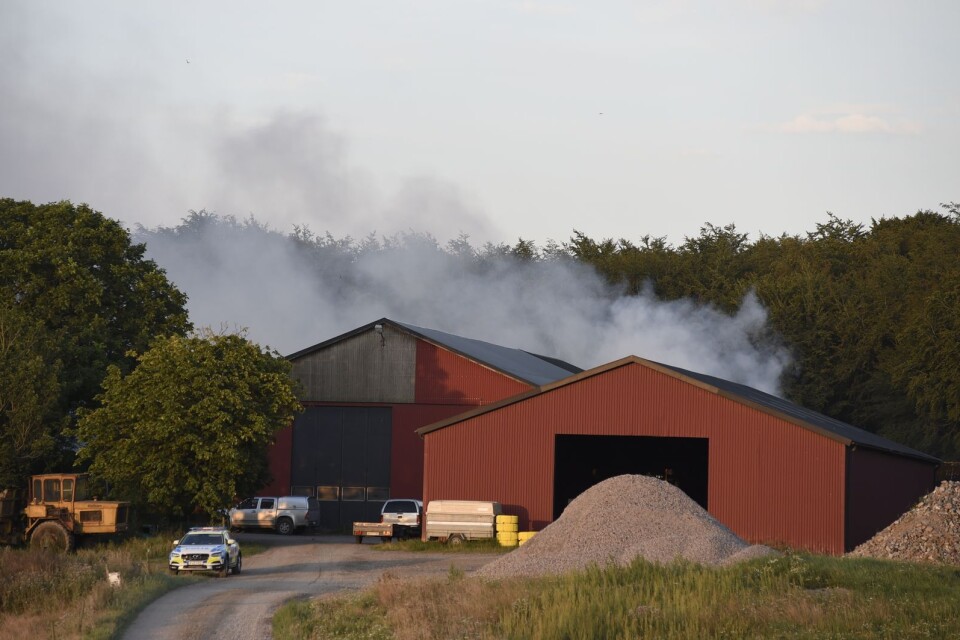 Ett halmlager brinner på gård utanför Röddinge.