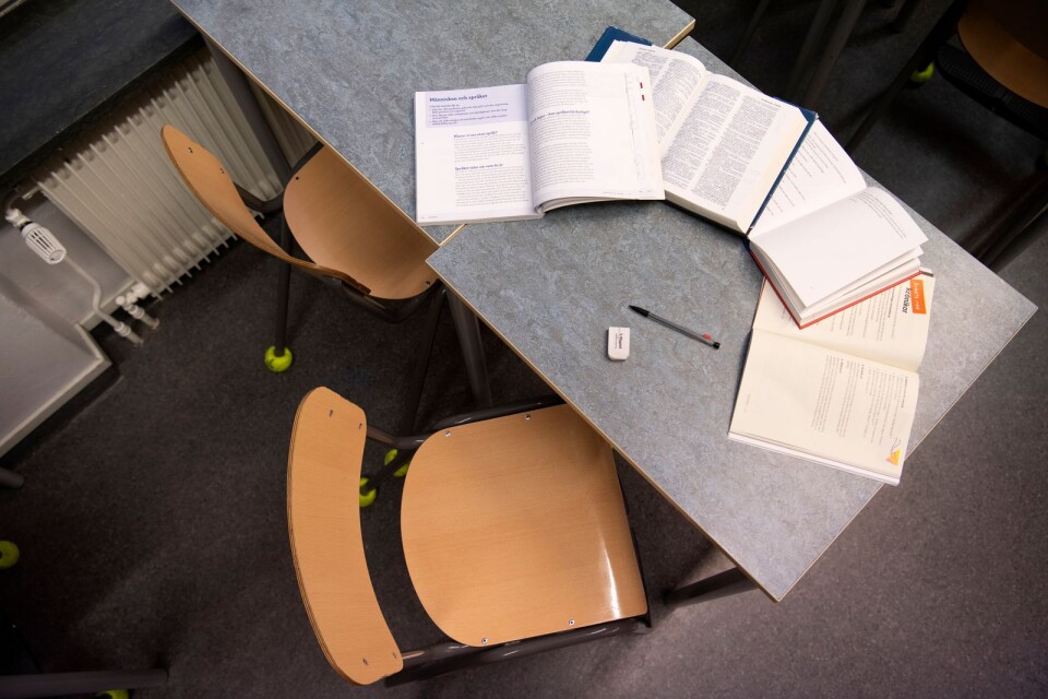 STOCKHOLM 20191212 - Uppslagna läroböcker på skolbänk i klassrum. Högstadiet.Foto Henrik Montgomery / TT kod 10060