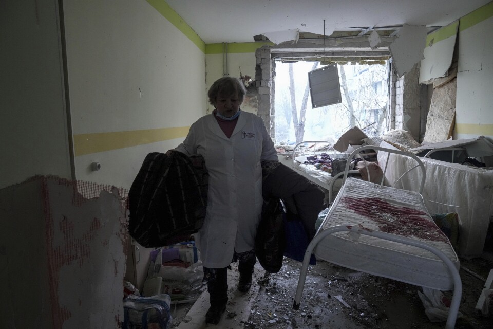 En vårdarbetare som uppges befinna sig inne i det barnsjukhus som enligt den ukrainska sidan utsattes för ett flygangrepp i den hårt drabbade staden Mariupol på onsdagen.