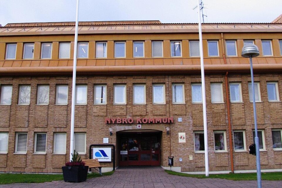 "Vi hoppas innerligt att den politiska debatten i Nybro kommer hålla mycket högre nivå resten av mandatperioden.”