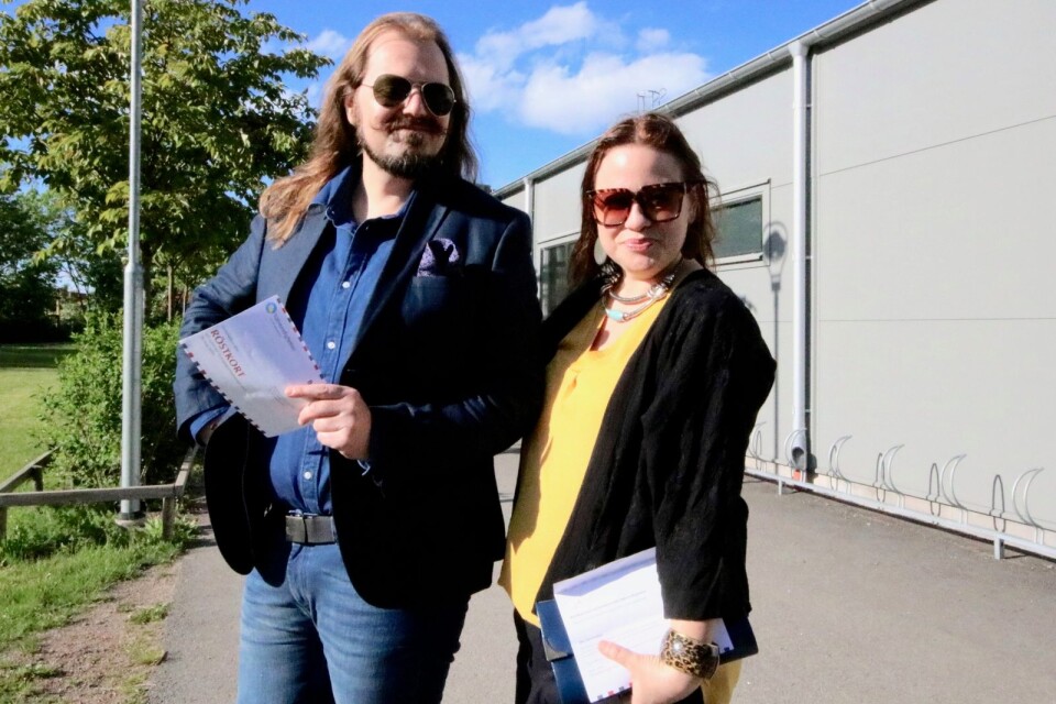 Krister Danielsson och Annica Andersson, Lundtorp, röstade i Torslunda sporthall på söndagskvällen. ”Det kan gå lite hur som helst", sa de om resultatet av folkomröstningen Öland en kommun.