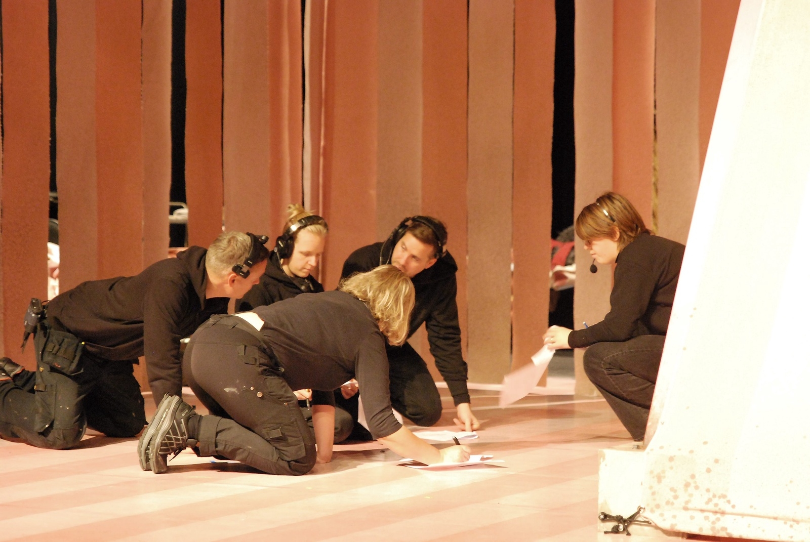 Scenteknikerna överlägger inför repetitionsstarten. Foto: Gunilla Wedding