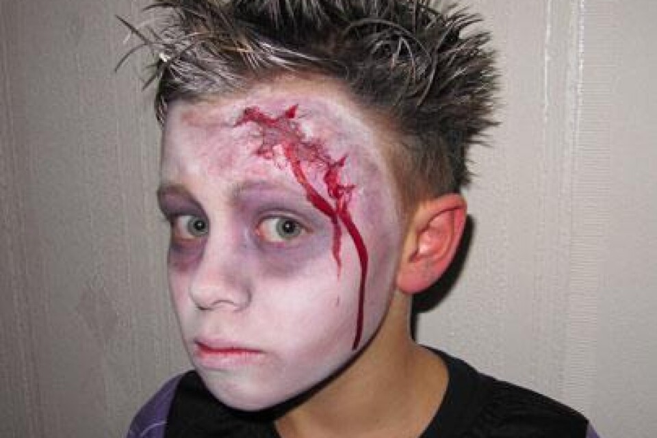 Adam Heimby, 8 år, målades till zombie på halloweenparty.