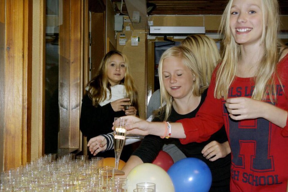 Sofie S Aguilera, Jennifer Ljungberg och Josefine Forsberg firade med bubbeldricka.
