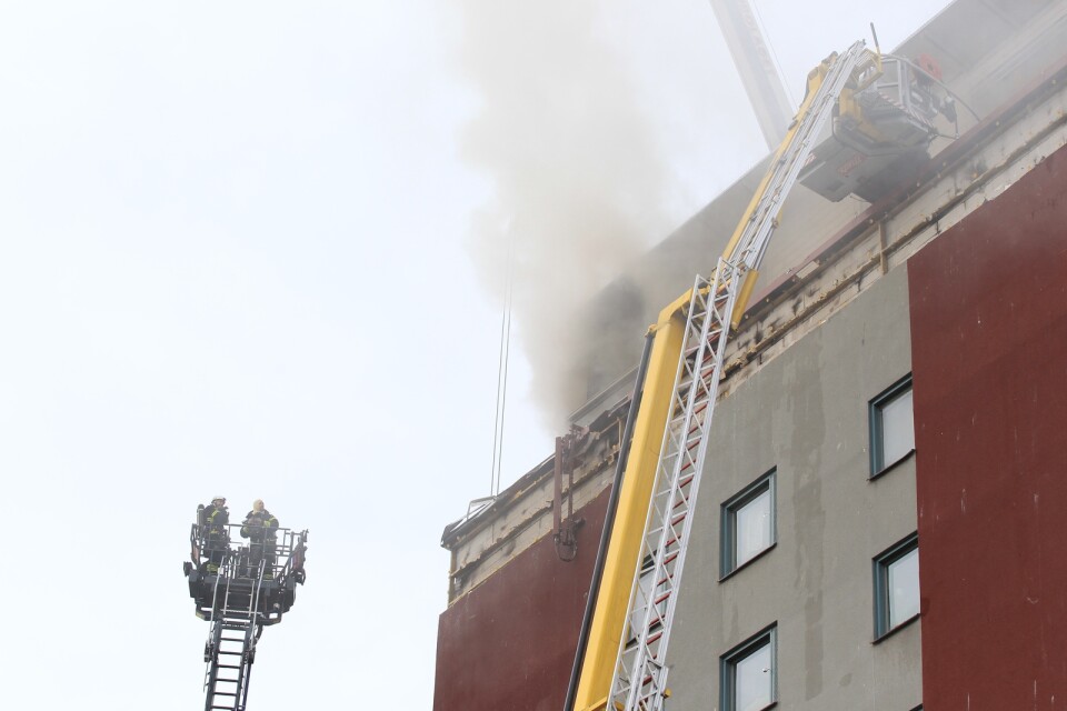 Branden i ett höghus i Gävle är under kontroll, men släckningsarbetet fortsätter.