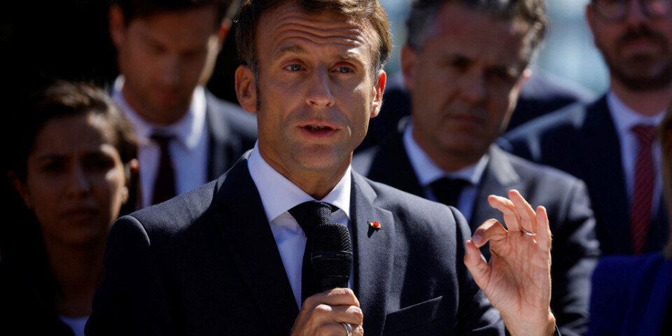 Frankrikes president Emmanuel Macron tar tag i sina planer för att stöpa om pensionssystemet, vilket möter motstånd. Bilden togs i ett annat sammanhang i torsdags.