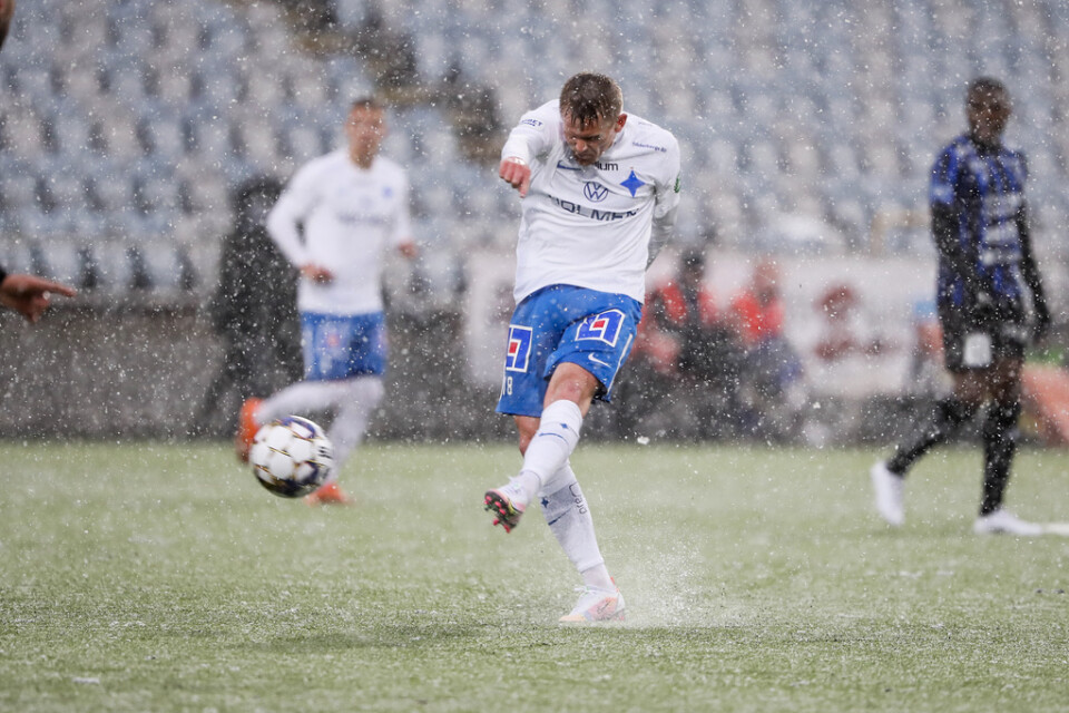 Ari Freyr Skúlason får drömträff vid 1–0-målet för IFK Norrköping. Snömatchen mot Sirius slutade 1–1.