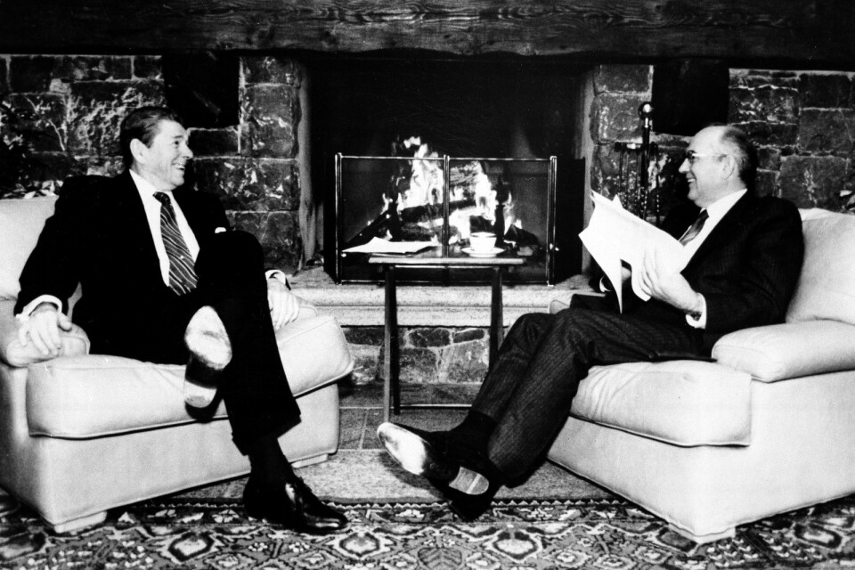 USA:s dåvarande president Ronald Reagan tillsammans med Sovjetunionens ledare Michail Gorbatjov vid deras toppmöte i Genève 1985.