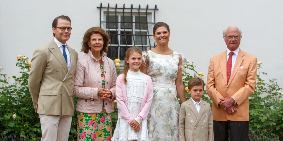 Prins Daniel, drottning Silvia, prinsessan Estelle, kronprinsessan Victoria, prins Oscar och kung Carl XVI Gustaf var samlade på det traditionella firandet av kronprinsessans födelsedag på Solliden.