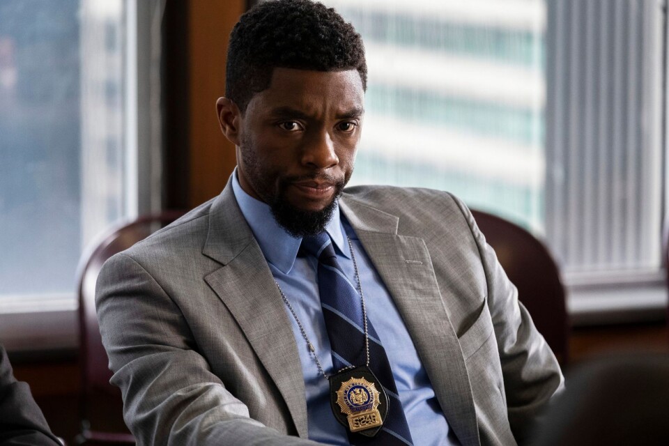 Chadwick Boseman spelar en polis som inte drar sig för att skjuta skurkar i ”21 bridges”.