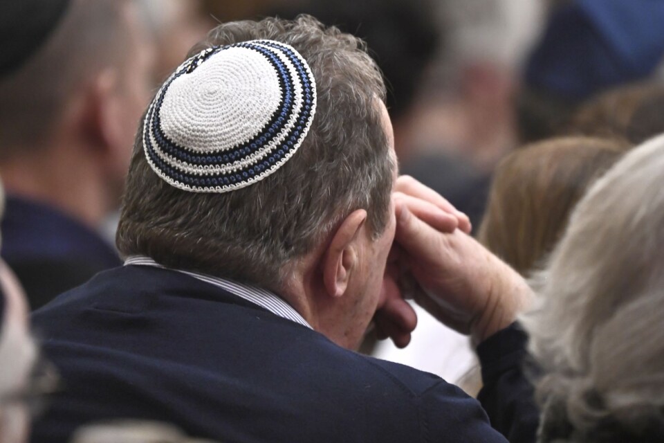 Många judar undviker att offentligt bära kippa och andra symboler som kopplar dem till religionen.