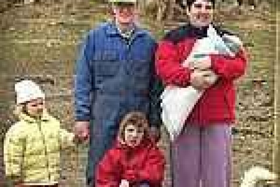 Pappa Krister, mamma Karin, döttrarna Linnea, Johanna och blandrasyrvädret Hampus. BILD: SPRISSE NILSSON