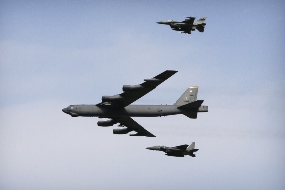 Ett amerikanskt B-52 bombflygplan som kan bestyckas med kärnvapen. Sedan några år flyger de regelbundet i Skandinavien och Baltikum. Arkivbild.