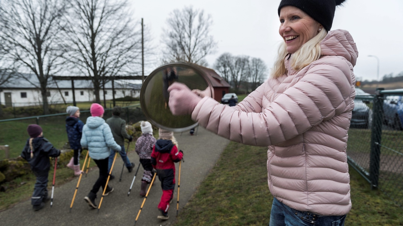 Anne-Li Persson jobbar i köket på Ballingslövs skola och hejar glatt på eleverna vid starten i Sälen.