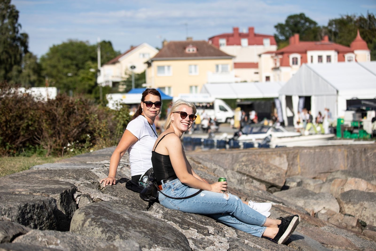 Jessica Bengtsson och Emma Johansson från Kristianstad hade hittat en egen lugn plats för lite festivalpaus.
