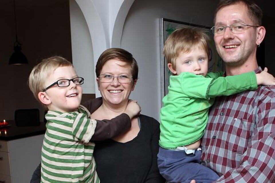 Johanna Repits och Michael Bargiusen med sönerna Noah och Adam trivs i nya hemstaden Trelleborg.