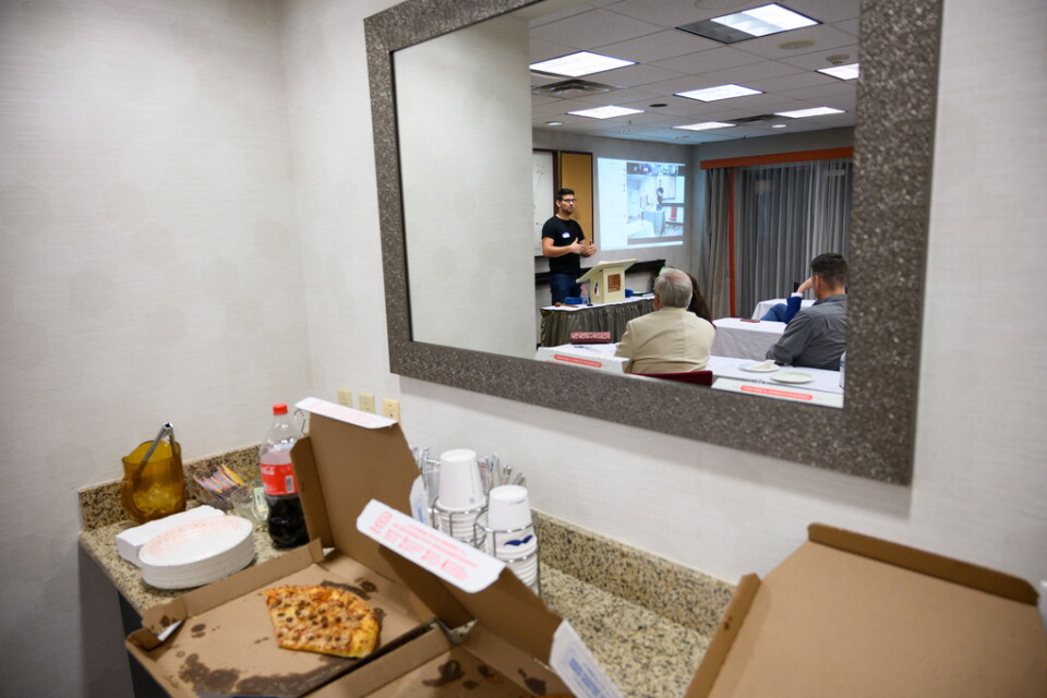 Pizzan är en viktig del av tisdagsträffen på talarklubben Speaking of Liberty i Austin i Texas.