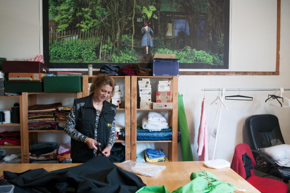 Janan Ghasimi syr både upp skänkta kläder och skapar nya plagg på återbruket. Foto: Axel Hilleskog