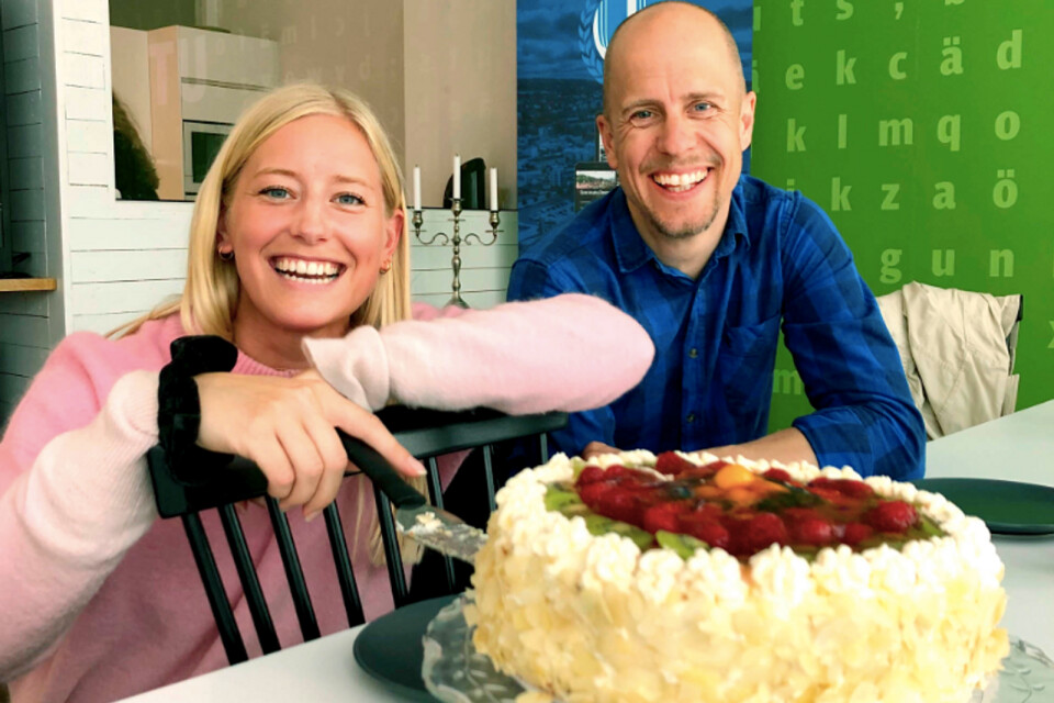 Det blev firande med pompa och ståt när Evelina Segerqvist tillsvidareanställdes som reporter och Jonas Emtervall presenterades som ny nyhetschef på Ulricehamns Tidning.