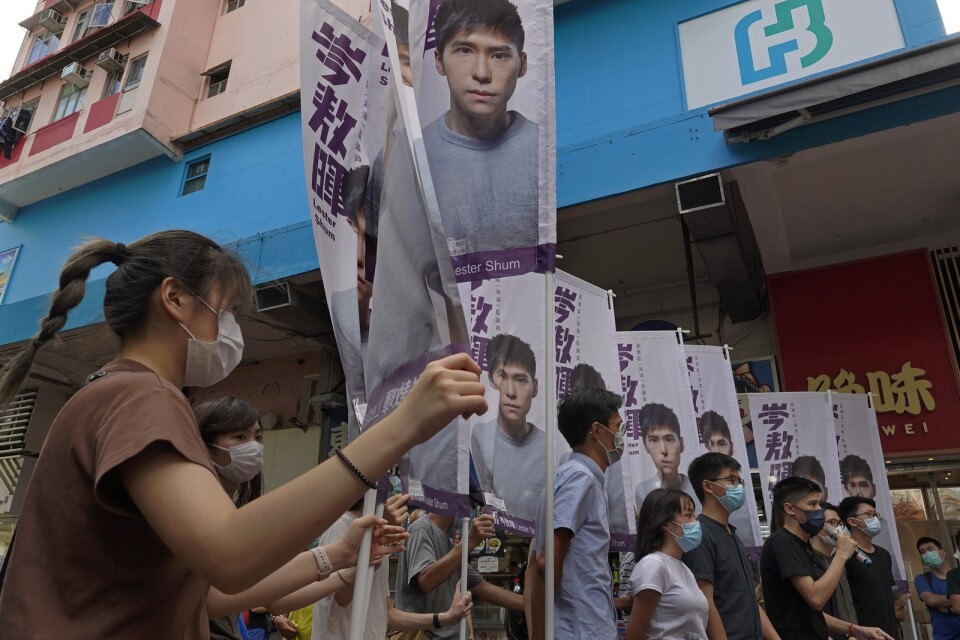 Demonstranter – däribland Joshua Wong, fyra från höger – protesterar mot säkerhetslagen i Hongkong. Bild från tidigare i juni.