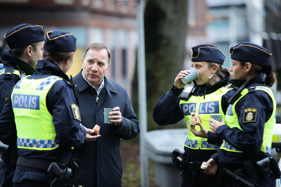 Statsminister Stefan Löfven (S) fikar med poliser i Göteborg under sin turné i södra Sverige.