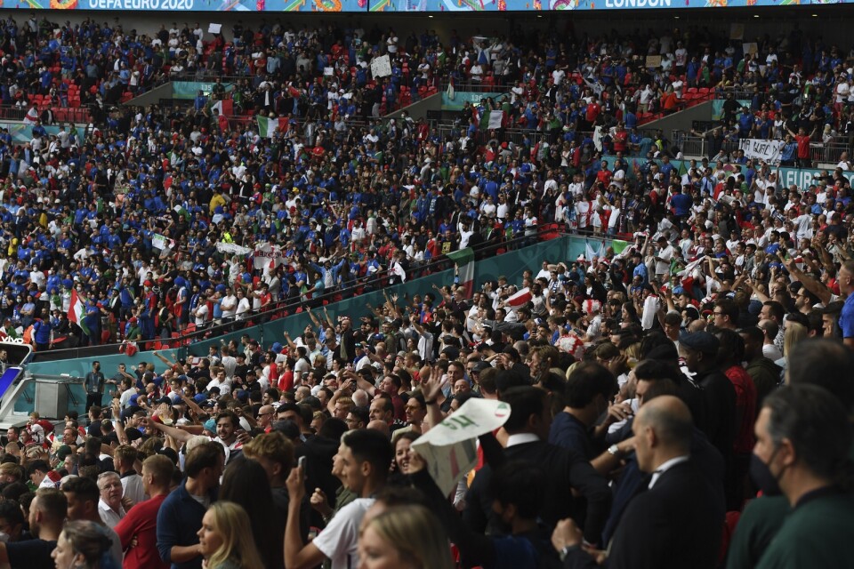 Supporterfest inne på Wembley i samband med EM-finalen mellan England och Italien. Men utanför arenan var det kaos, och 90 supportrar greps. Arkivbild.