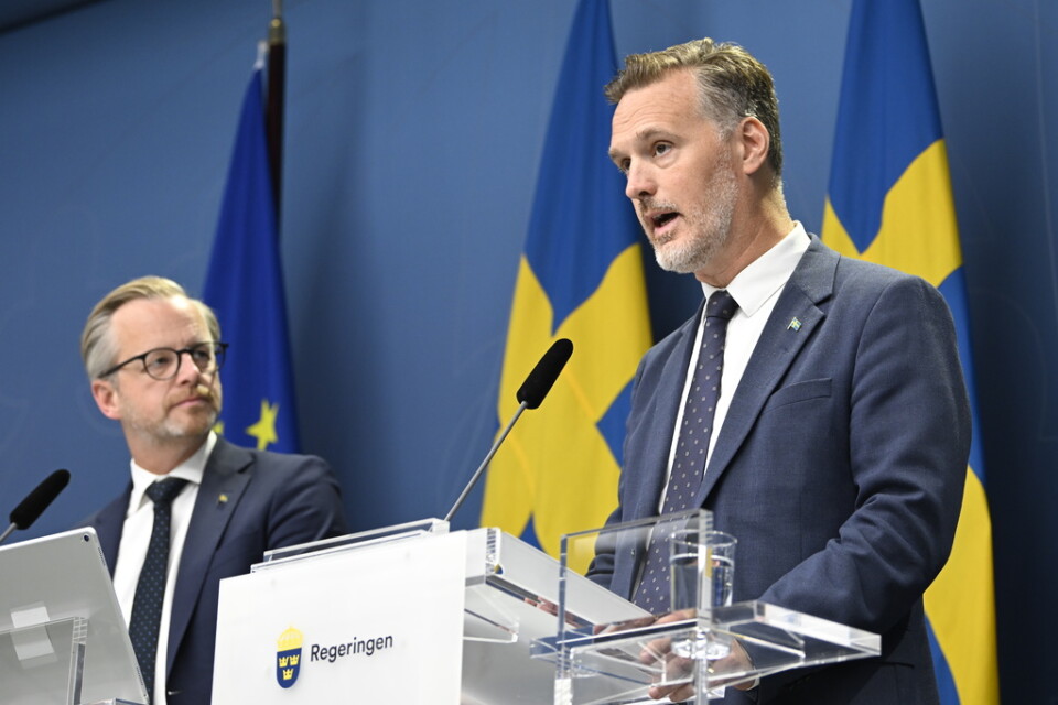 Finansmarknadsminister Max Elger (S) (th) och finansminister Mikael Damberg (S) berättar om de statliga kreditgarantierna för lån till elproducenter.
