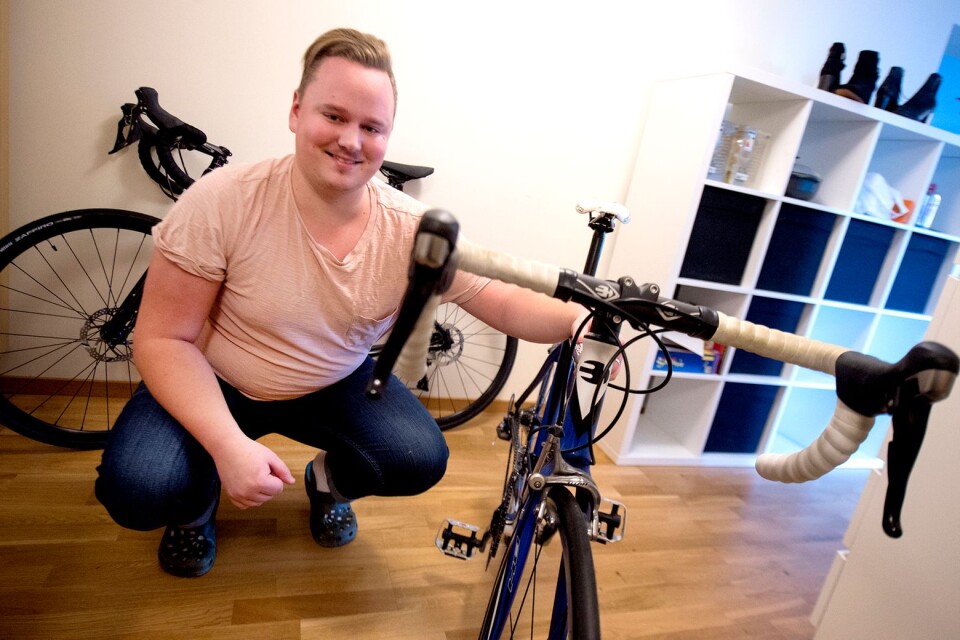 Landsvägscykling är en av Johannes Svenssons träningspassioner. Kristianstadskillen har också fokus på sitt nya jobb som han börjar på måndag.