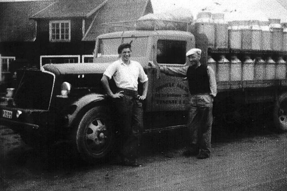Rune Karlsson och Gustaf Emilsson framför mjölkbilen.