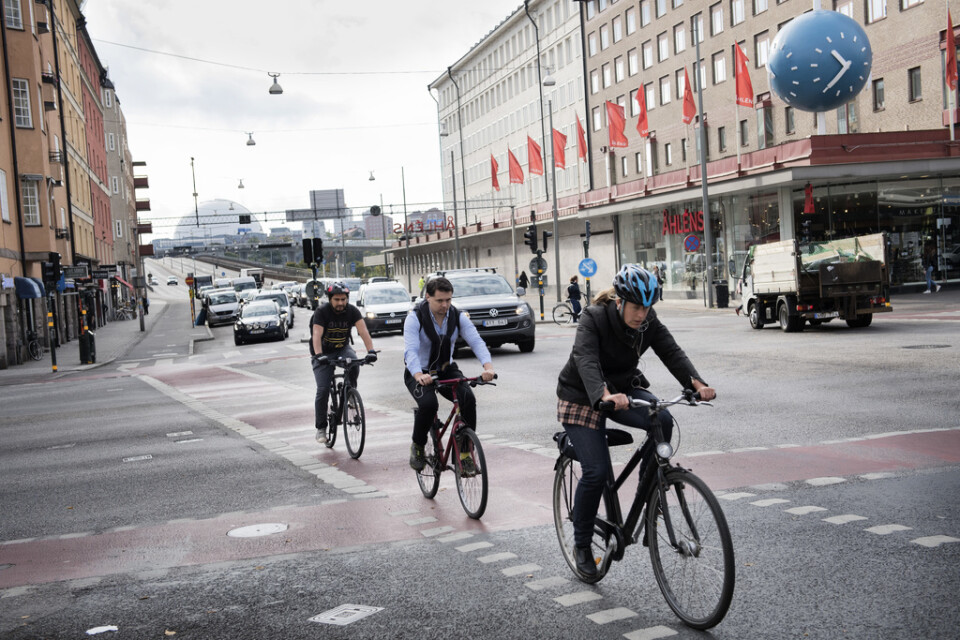 Cyklister och gångtrafikanter i Stockholm har en ökad risk att dö i förtid på grund av avgaserna de inandas, enligt en studie. Arkivbild.