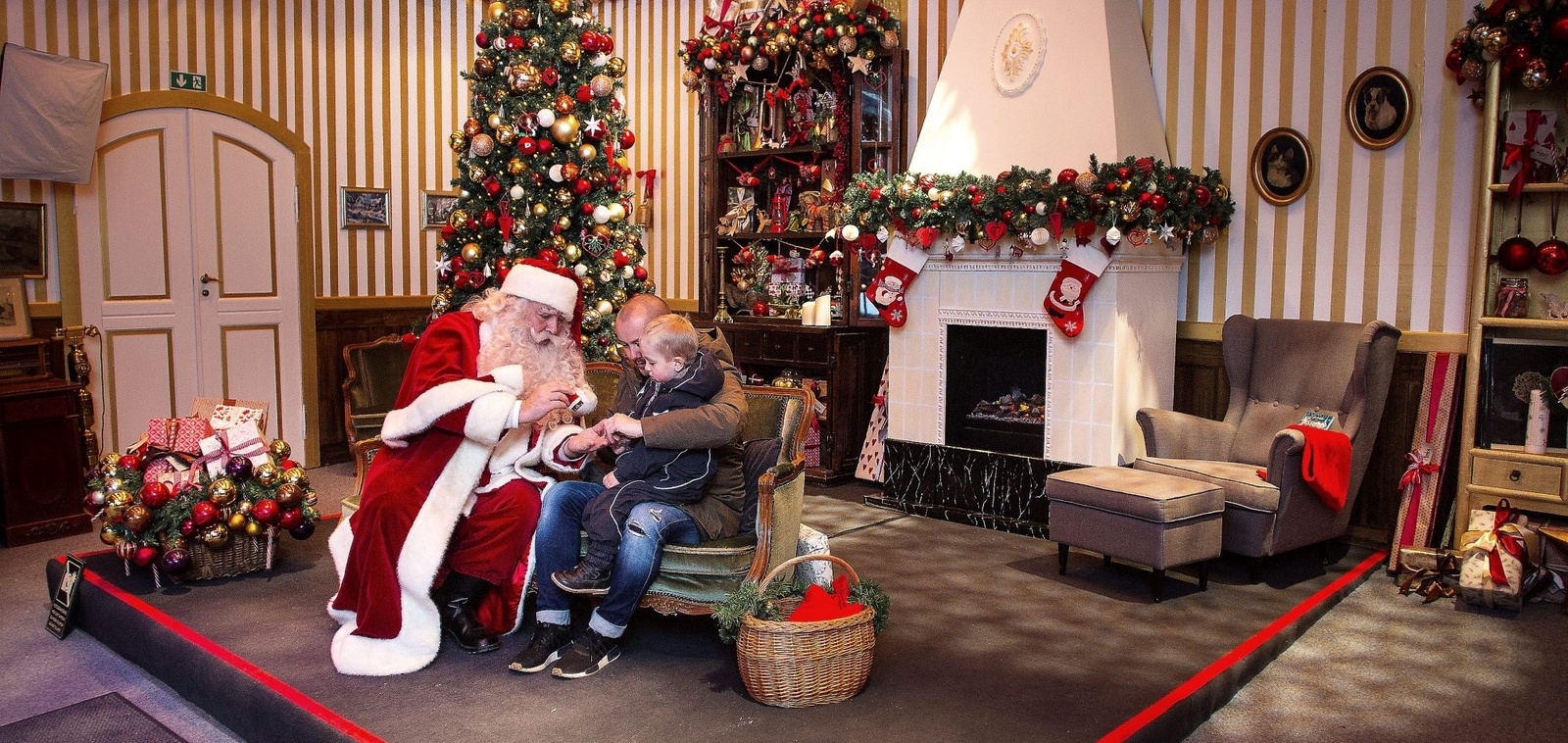 Jultomten har sitt eget hus på Tivoli i jul. Lunas tog med sig pappa Henrik när han besökte den rödklädde mannen.