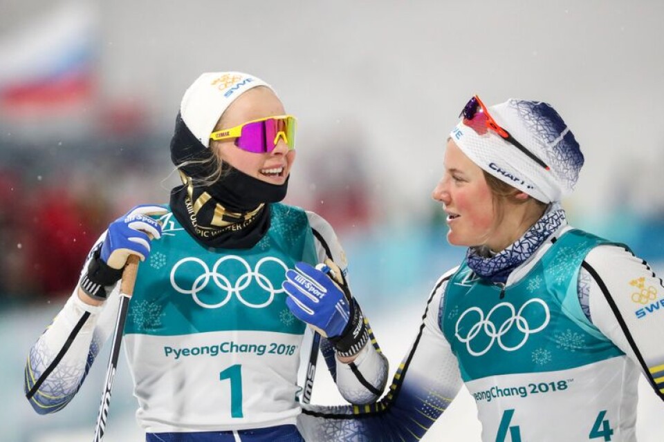 Hanna Falk, till höger, gratulerar Stina Nilsson till guldet.