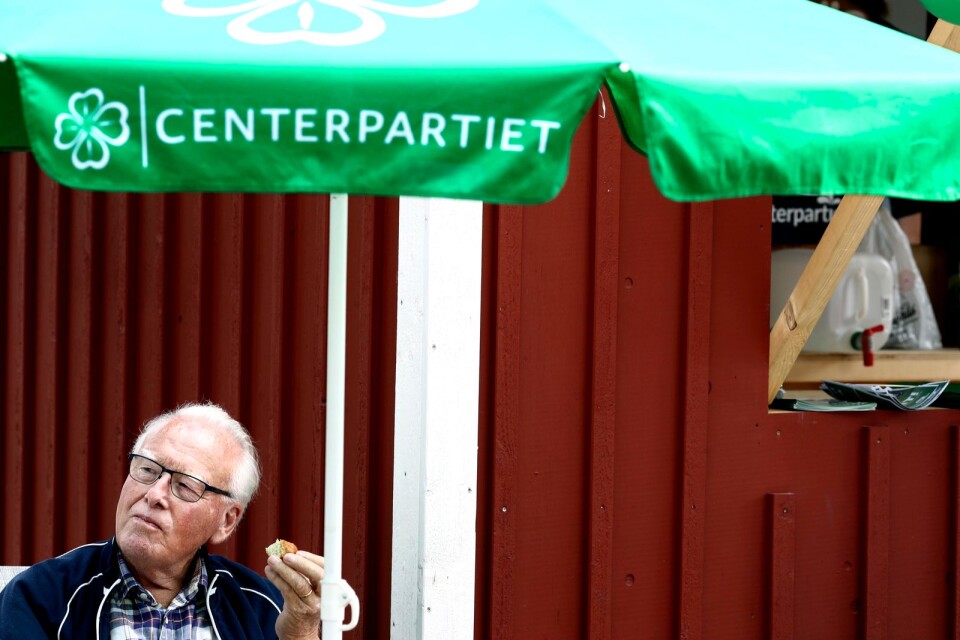 Benny Sved, från Älghult, slog sig ned hos Centerpartiet och fikade när han var på ett dagsbesök i Kalmar.