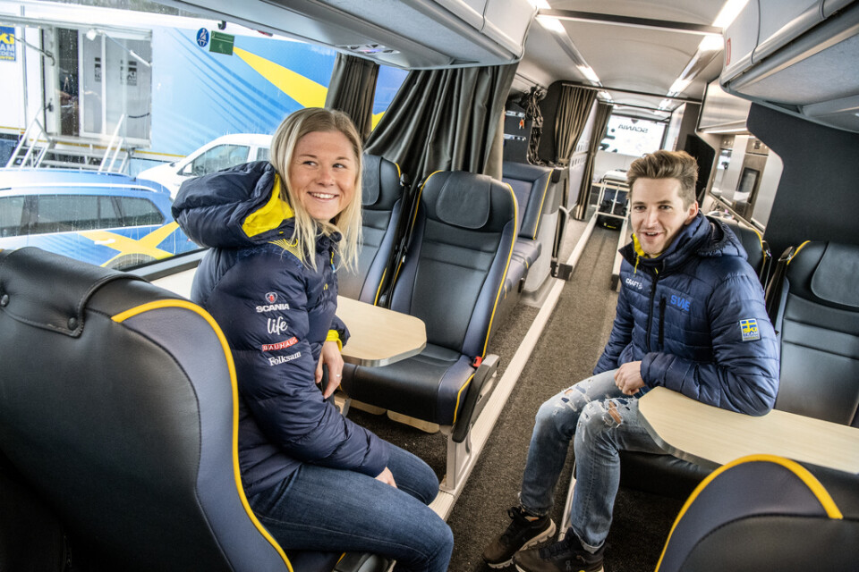 Maja Dahlqvist och Teodor Peterson i den nya buss som är specialinredd för Svenska längdlanslaget.