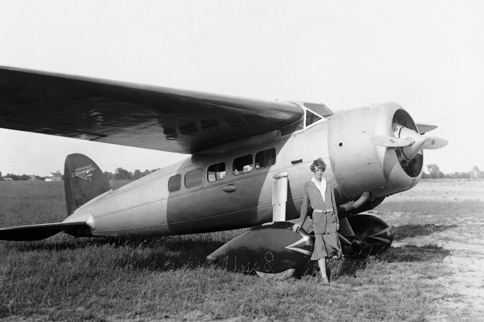 Piloten Amelia Earhart blev den första kvinnan att korsa Atlanten under en ensamflygning 1932.