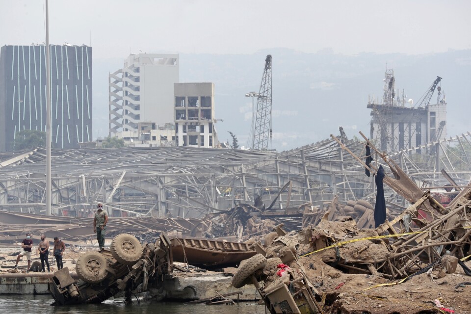 Stor förödelse på explosionsplatsen i hamnen i Beirut.